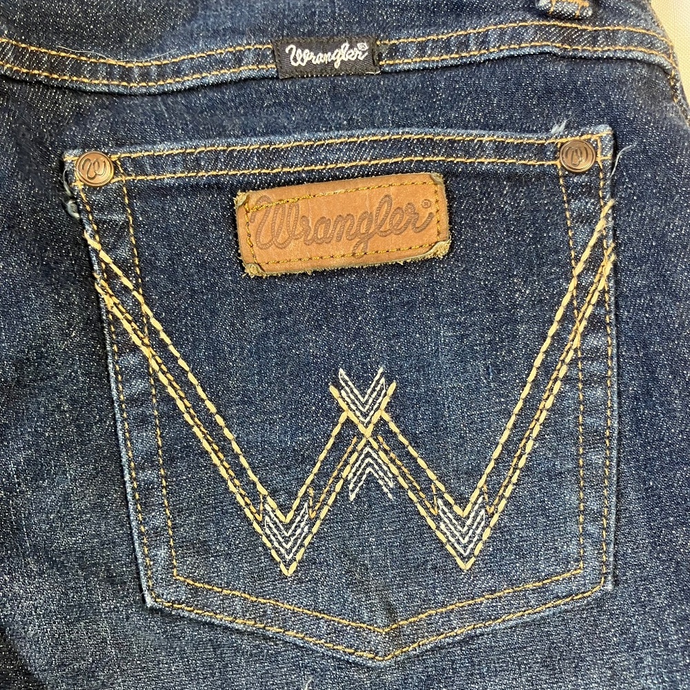 LIKE NEW! Wrangler Boot Cut Dark Wash Jeans, Women's Size 5 X 34 - Picture 8 of 9